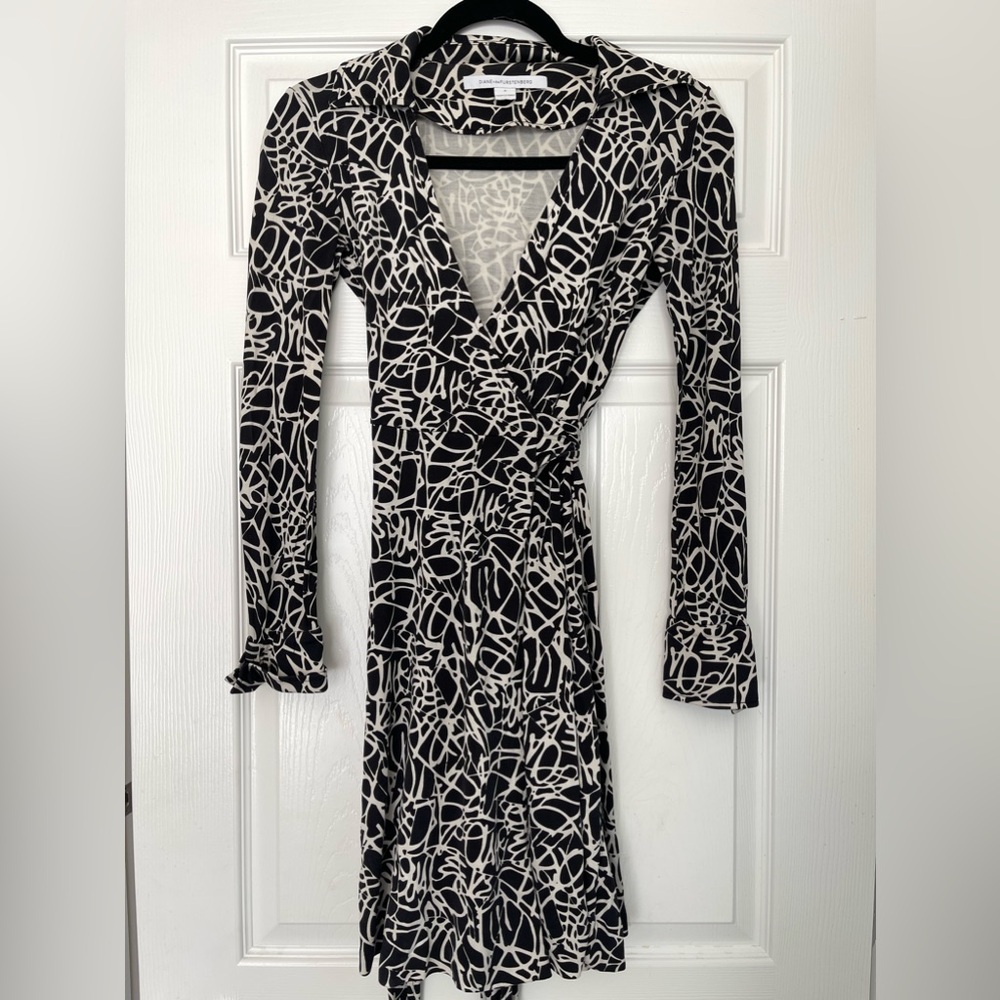 DVF Diane Von Furstenberg Jeanne White and Black Print Wrap Dress Size 0